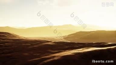 在沙漠的沙丘上日落